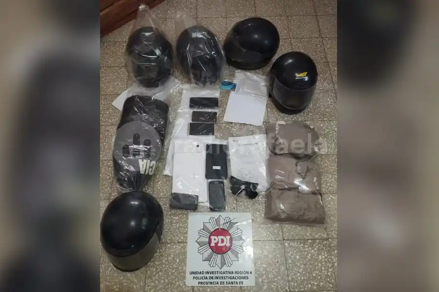 Cuatro allanamientos y dos aprehendidos: hallaron drogas, un chaleco policial, teléfonos y cascos