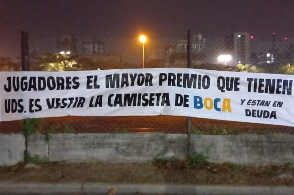 Apareció un pasacalle contra los jugadores de Boca cerca de la Bombonera