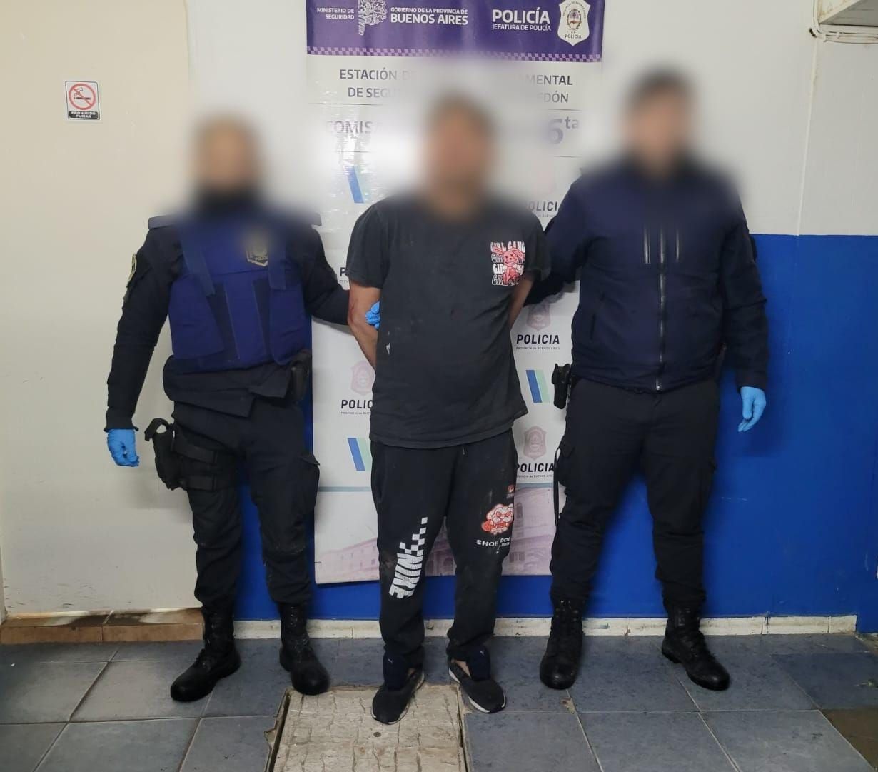 Se llevaba 60 paquetes de cigarrillos, dinero en efectivo y 12 encendedores.