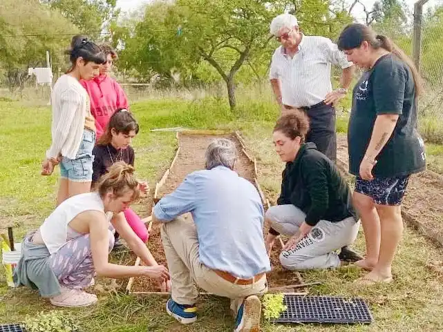 El programa de huertas agroecológicas continúa recorriendo los barrios y beneficiando a más familias