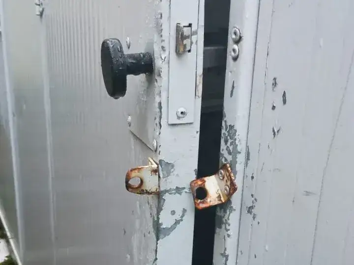 Una de las cerraduras forzadas en las aulas modulares.