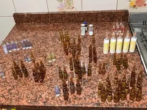En el departamento del enfermero fueron halladas varias ampollas de medicamentos.