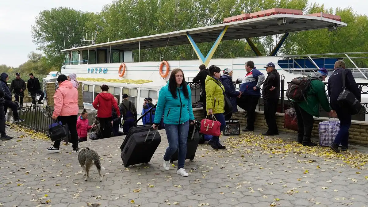 Civiles ucranianos tratan de alejarse de Kiev.