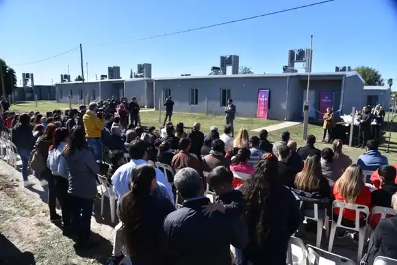 El Gobernador encabezó la entrega de viviendas en El Trébol.