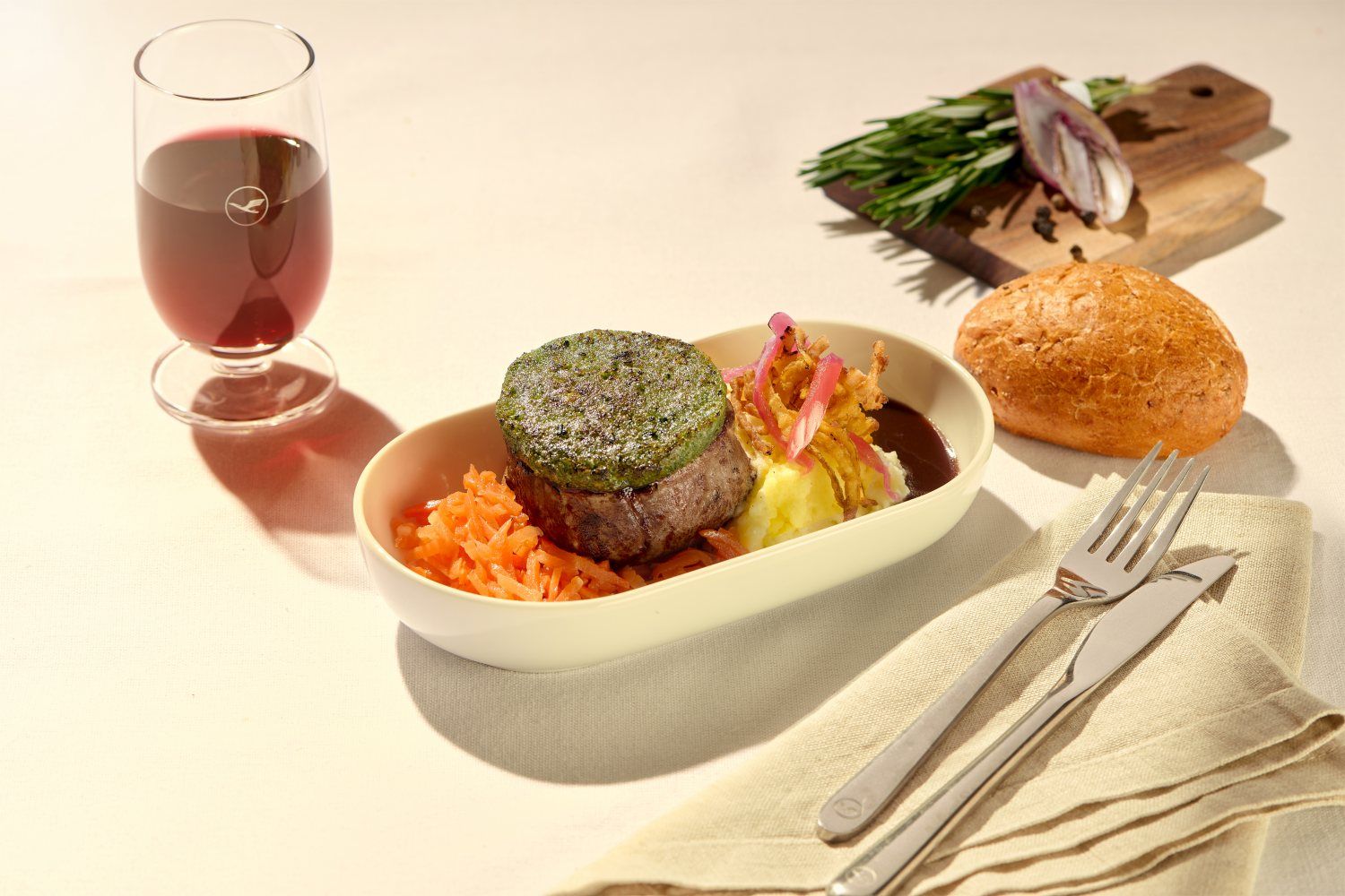Lufthansa Introduces New Business Class Catering for Short- and Medium-Haul Flights