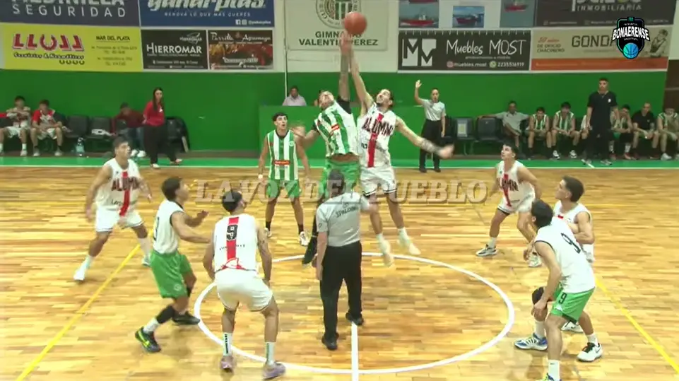 El salto inicial entre Kimberley y Alumni en Mar del Plata (CAPTURA DE PANTALLA)