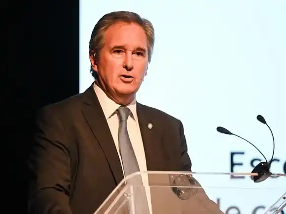 Habrá volatilidad hasta las elecciones de octubre y explicó por qué el Tesoro tuvo que empezar a vender dólares