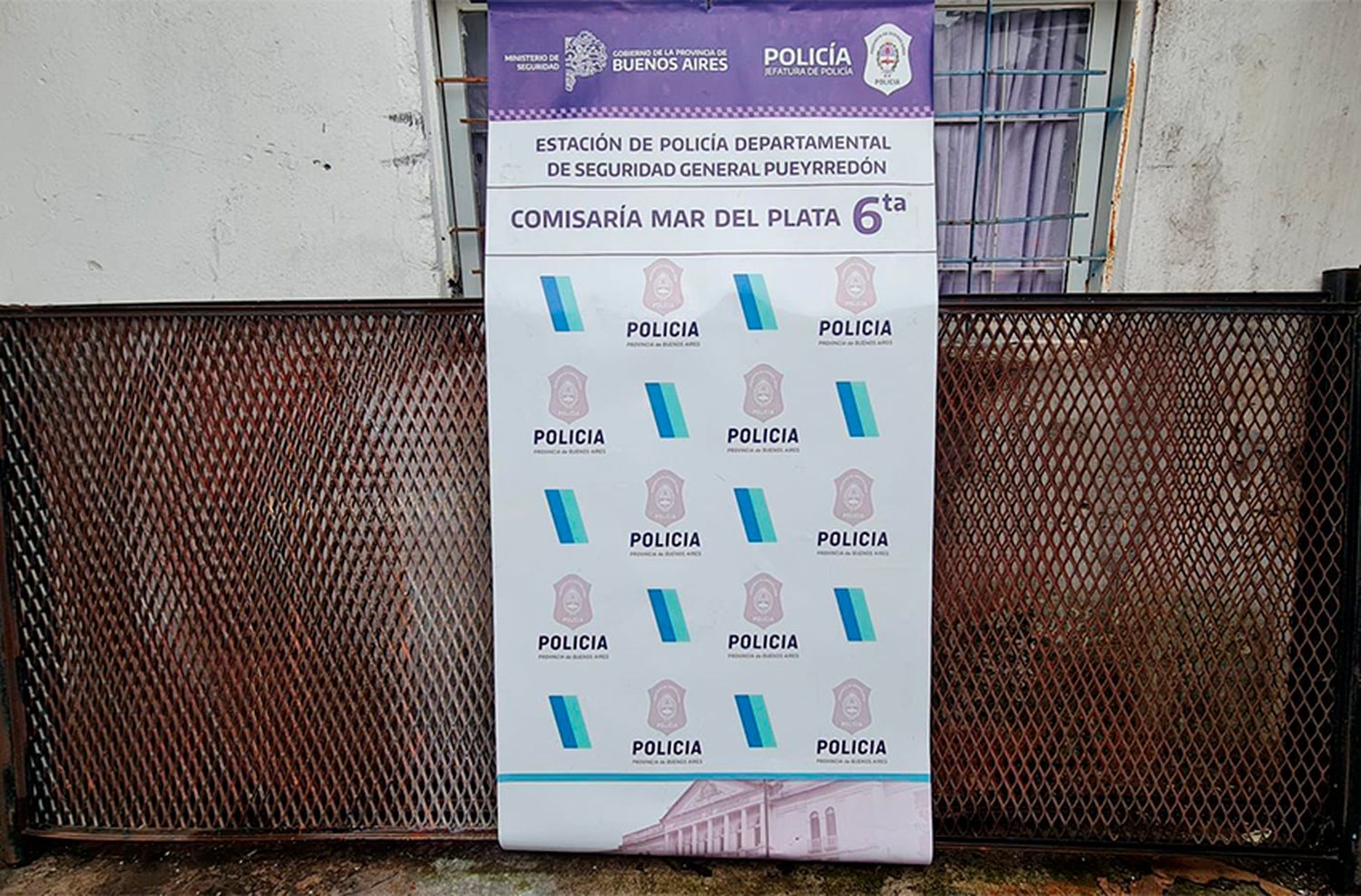 Los atrapan cuando se robaban una reja sobre las vías del tren