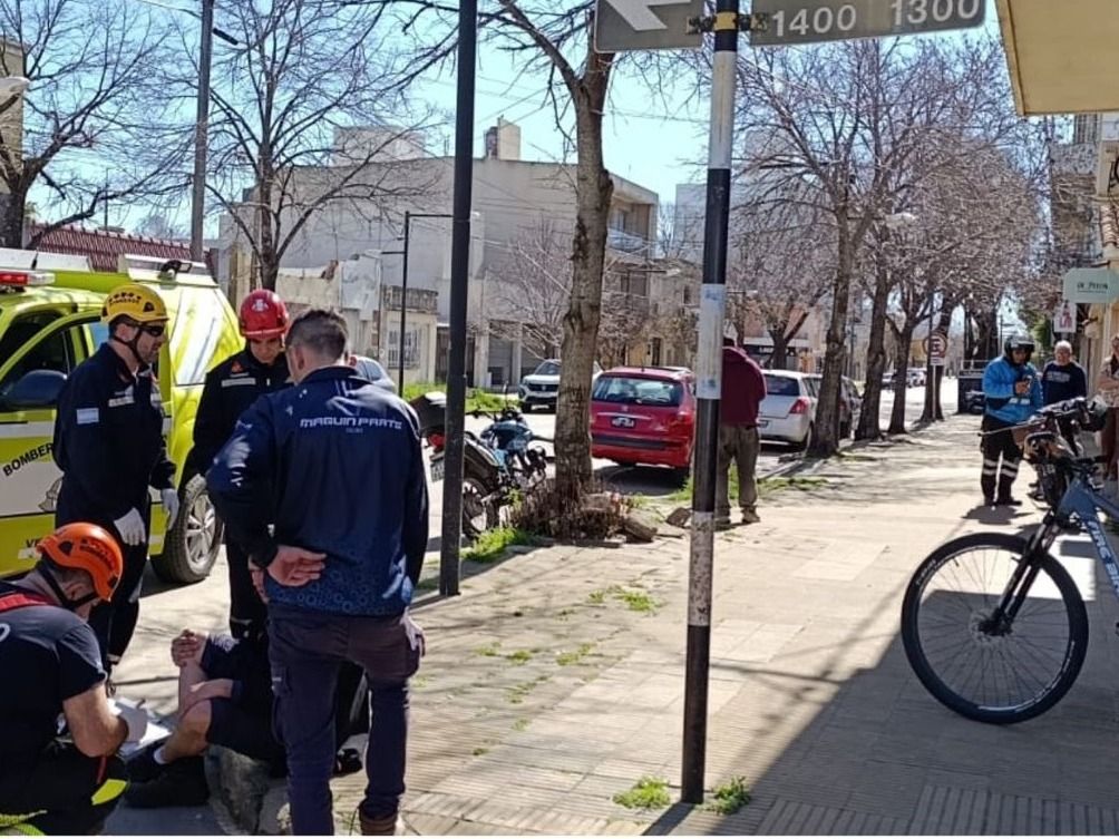 Bomberos atendieron al lesionado y fue dado de alta en el lugar.