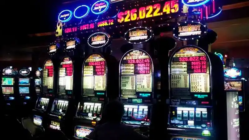 Ganó un millón de dólares en tragamonedas y tuvo que esperar 10 años para cobrar