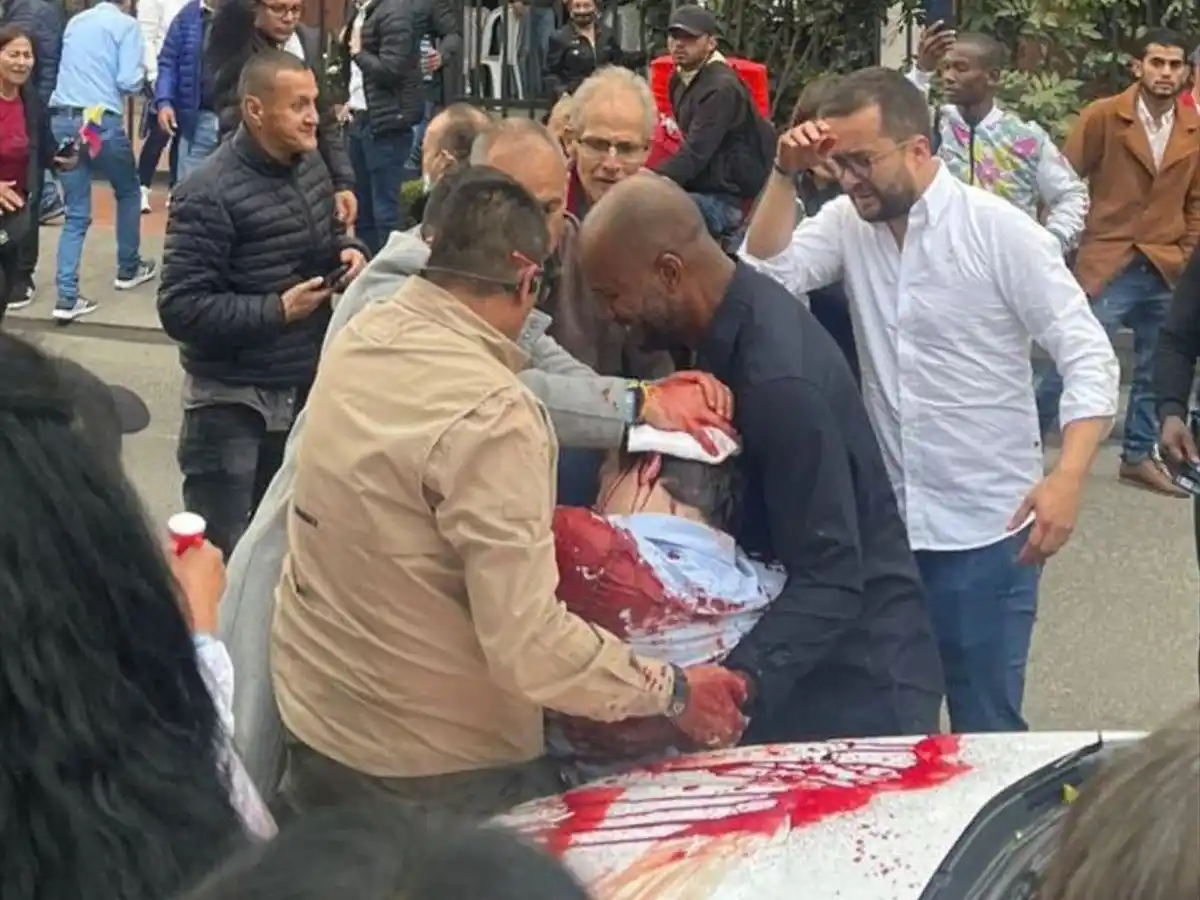 El candidato presidencial, caído tras seis disparos.