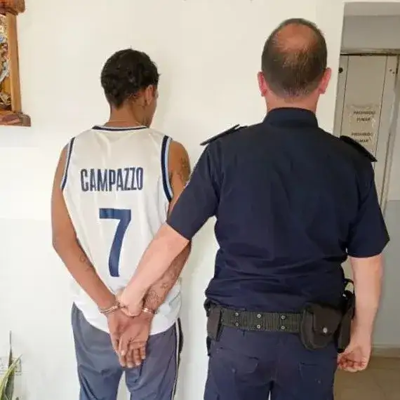 Los efectivos realizaron distintas tareas hasta localizar al acusado en un domicilio ubicado en La Pastora al 200.
