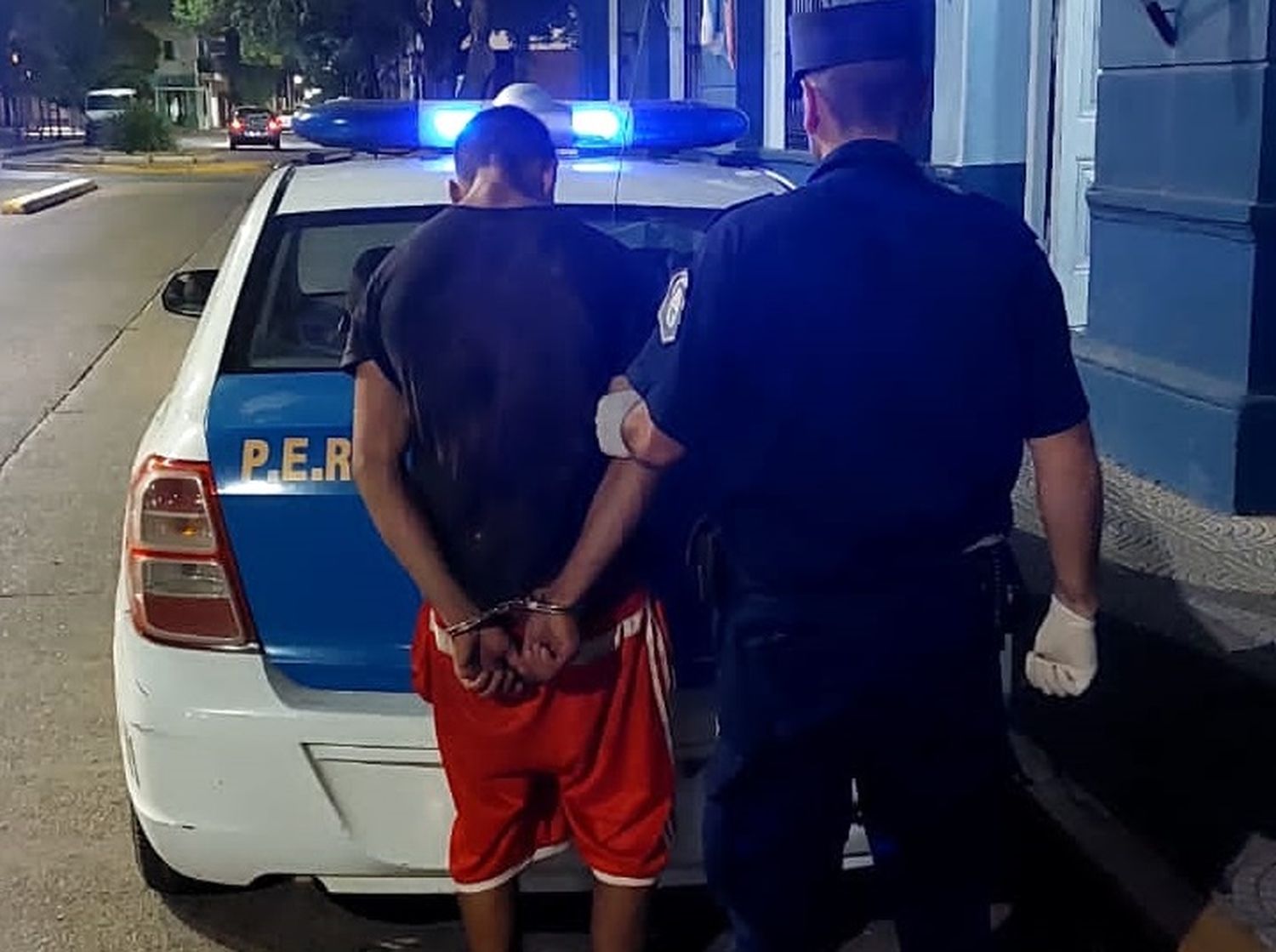 Un joven de 19 años fue descubierto robando y se metió a una casa por temor a que lo linchen los vecinos