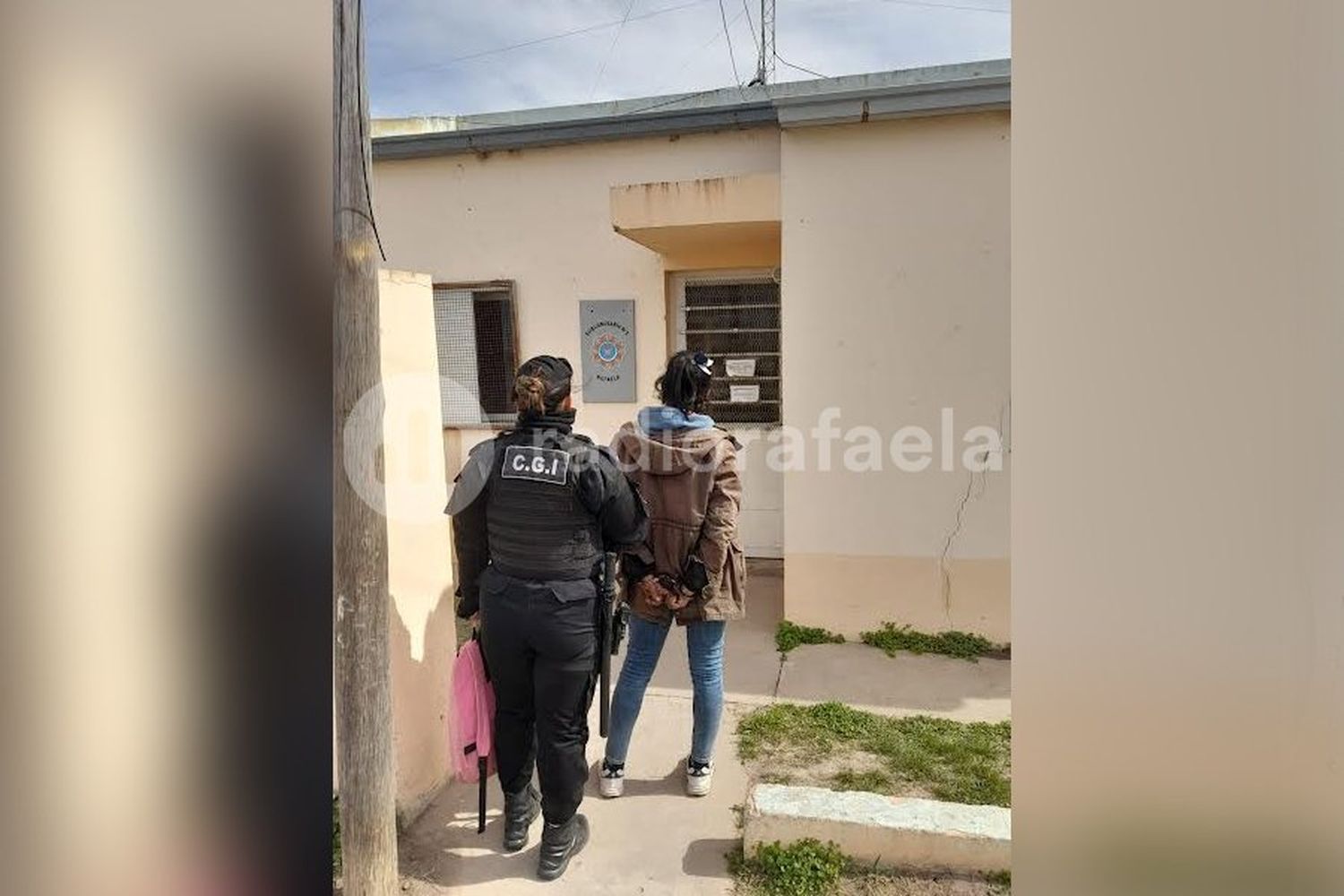 Salió de su casa para ir a trabajar y, mientras se iba, vio a una mujer entrando a su casa