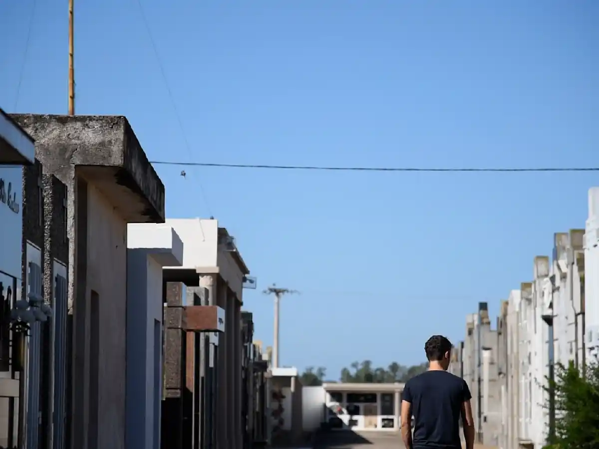 Una aldea, dos cementerios