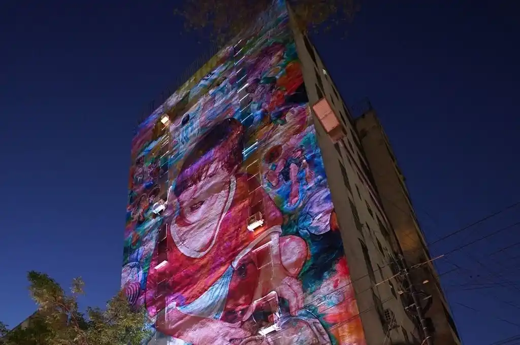Esta obra de gran formato, realizada en conjunto con la compañía Alba y los muralistas Lisandro “Lichi” Urteaga, Marlene Zuriaga y Gabriel Griffa, busca rescatar la esencia de Messi en su infancia. Foto: Gentileza.