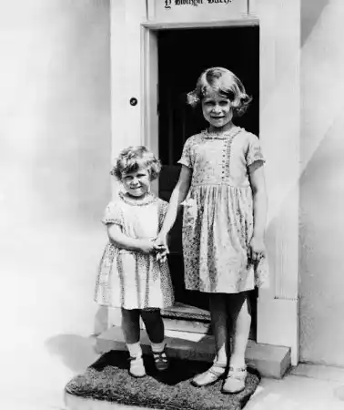La reina Isabel II y su hermana Margarita. 