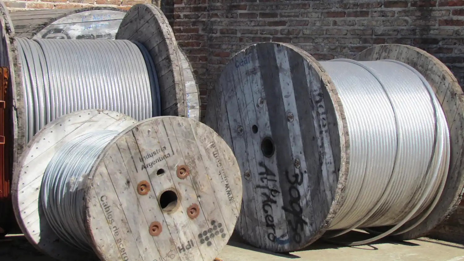La EPE invierte más de 6 millones de pesos en cables