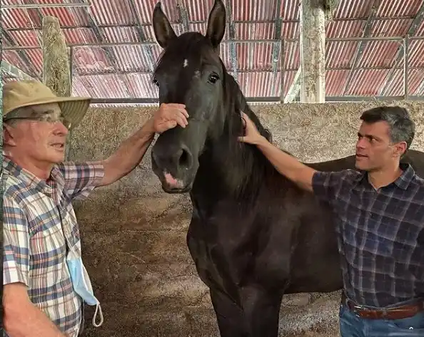 FOTO: Uribe publica mensaje exaltando a Leopoldo López