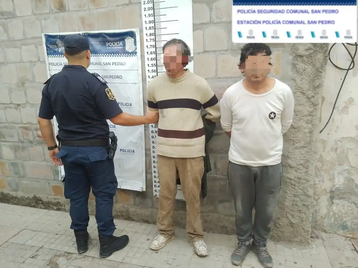 Dos hombres fueron detenidos por viajar borrachos en una moto.