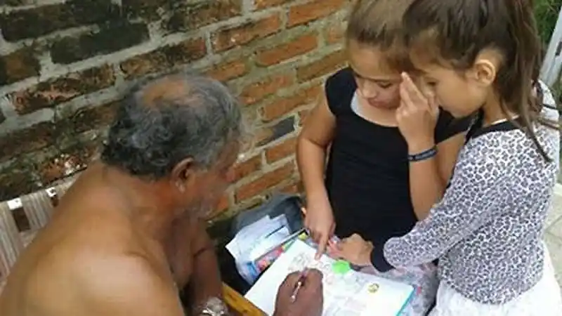 Tiene 11 años y le enseña a leer a un alumno de 59 años