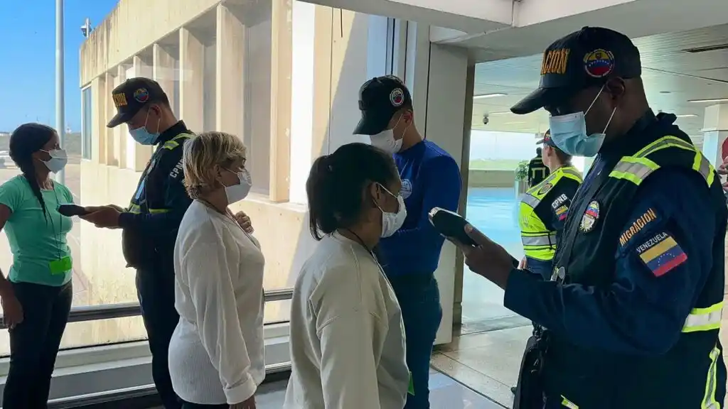 LLEGAN OTROS 111 deportados de EE.UU. en un segundo vuelo de «repatriación segura»