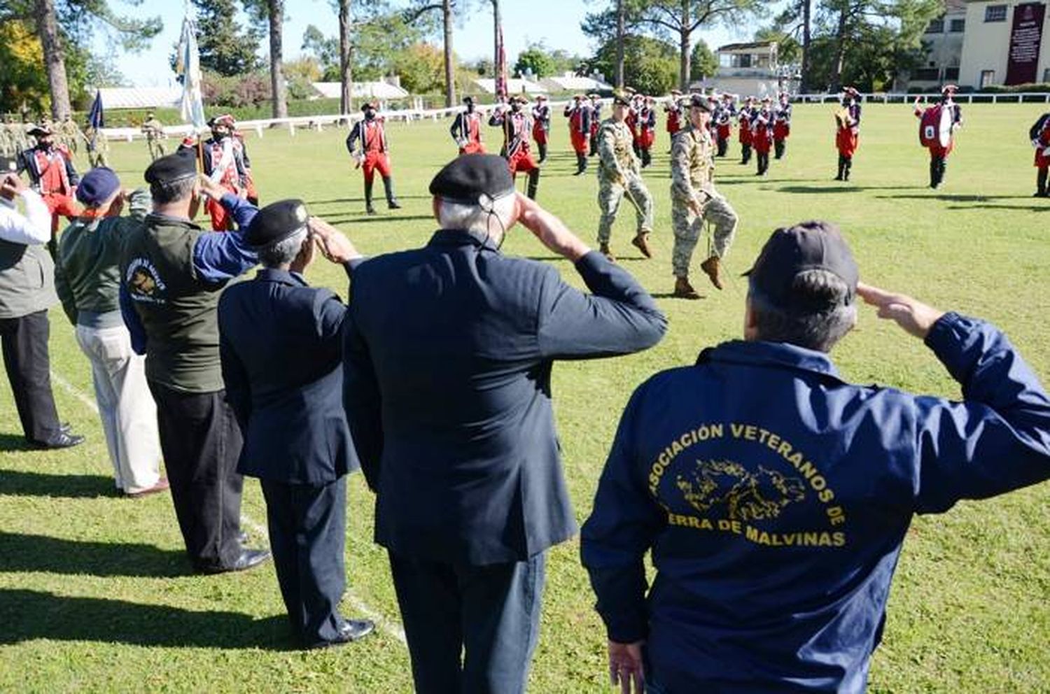 El Regimiento realizó su  formación en homenaje a  los héroes