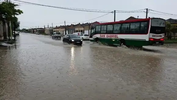 Tormenta en Bahía Blanca: escuelas cerraron por precaución pese a que no hubo suspensión oficial de clases