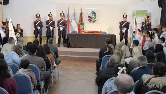 El Intendente junto a alumnos, dieron la bienvenida a los granaderos y a la réplica del sable corvo de San Martín