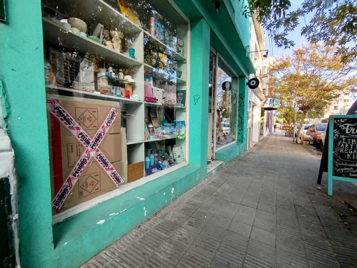 Una librería céntrica sufrió las consecuencias del raid delictivo de un dúo rompe vidrieras