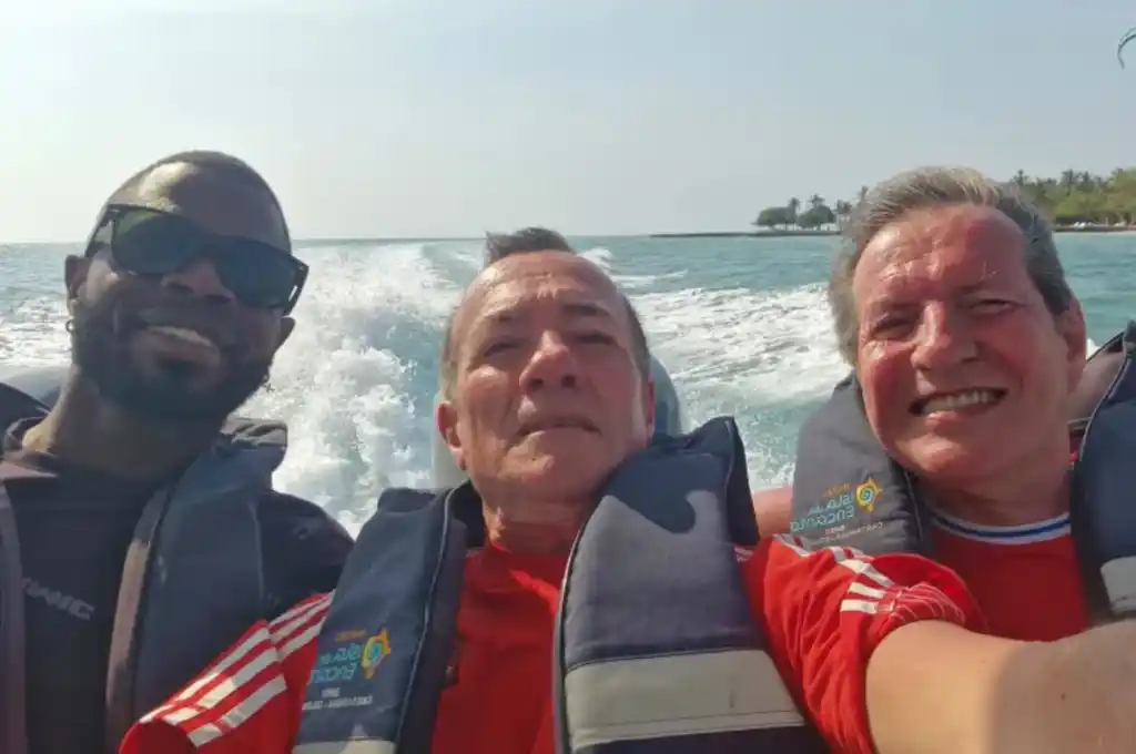 El asesino junto a las víctimas, Paul Longworth, de 71 años, y Albert Alfonso, de 62.