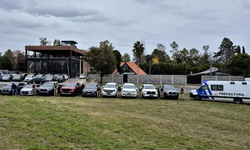 Procesan a dueño de una agencia por usar áreas de las colectoras para exhibir autos