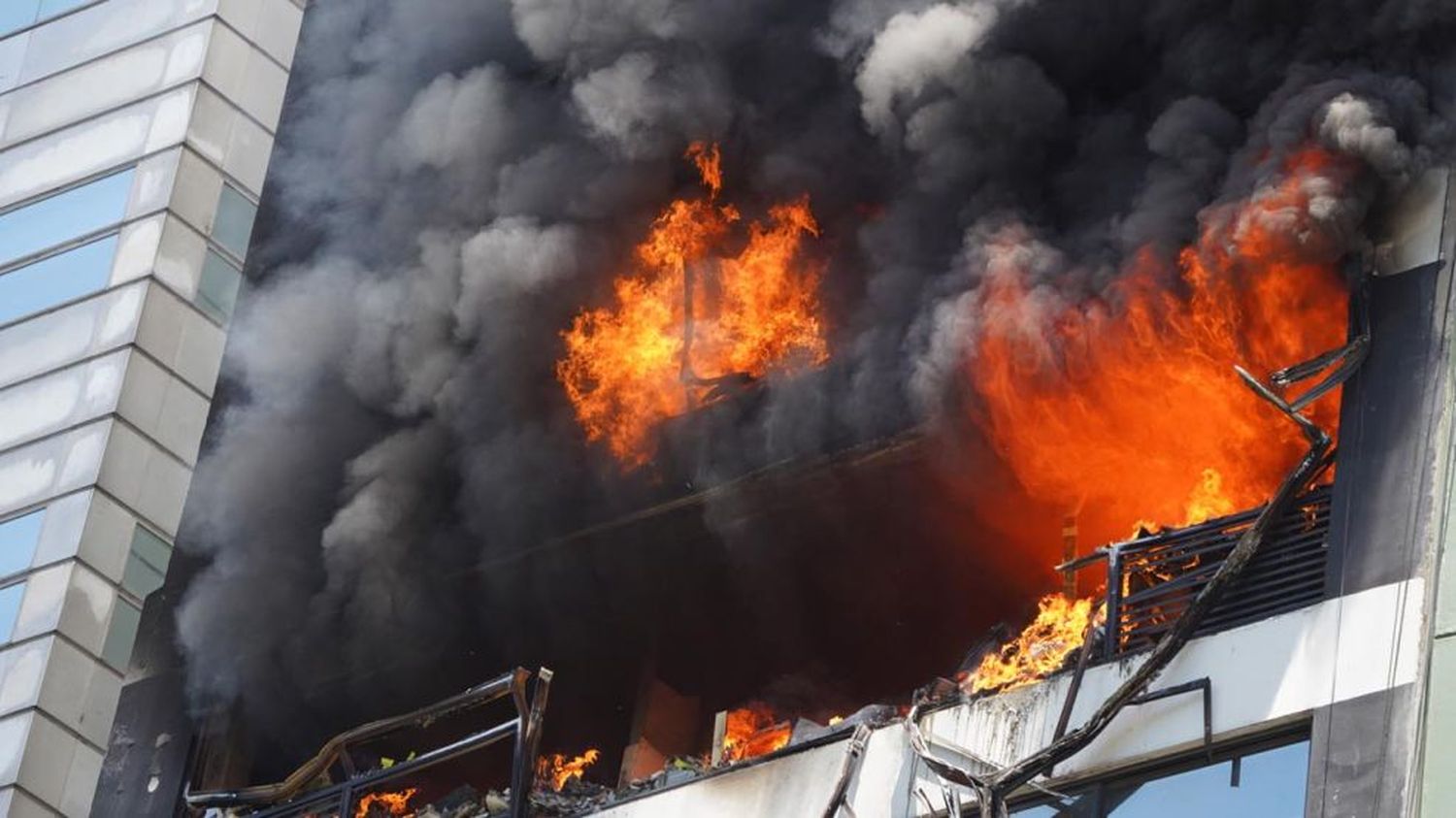 Incendio al lado de la Secretaría de Trabajo: confirmaron que murió una mujer