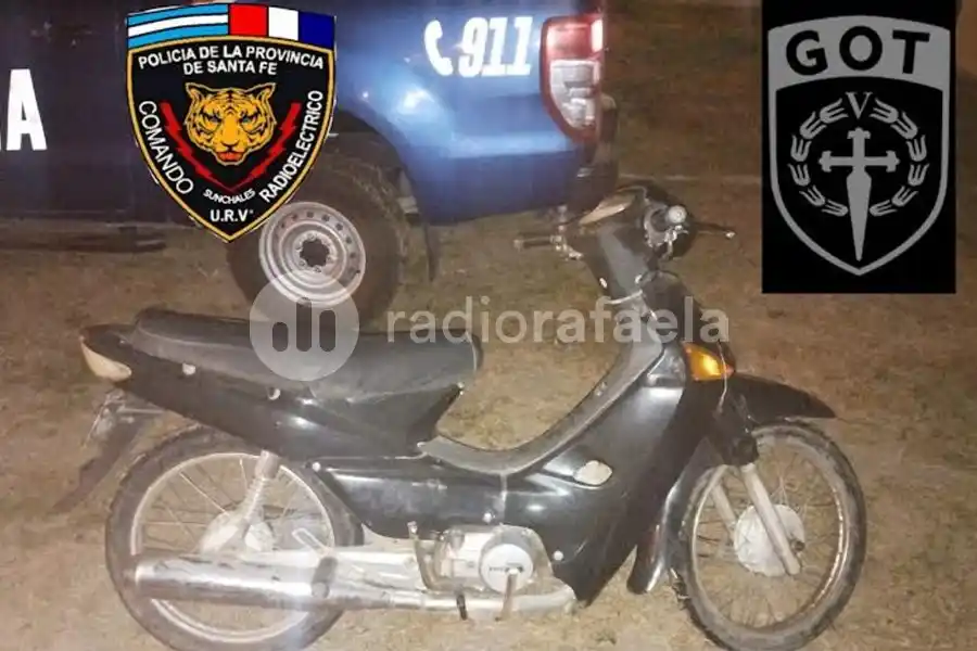 Detrás de un galpón y tirada entre pastizales, encontraron una moto robada horas antes