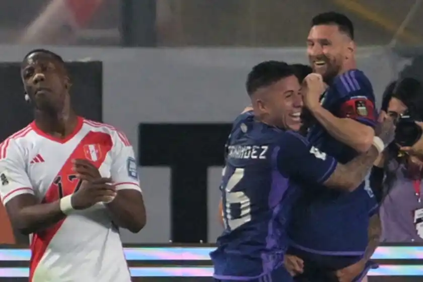 Argentina derrotó a Perú con dos goles de Messi y es puntero indiscutido de las Eliminatorias