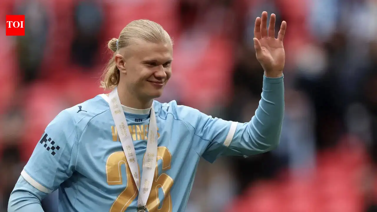 Entre los nombres más destacados aparece Erling Haaland, figura de Noruega y uno de los delanteros más temidos del planeta. Su padre, Alf-Inge Haaland, tuvo una extensa carrera en el fútbol inglés.