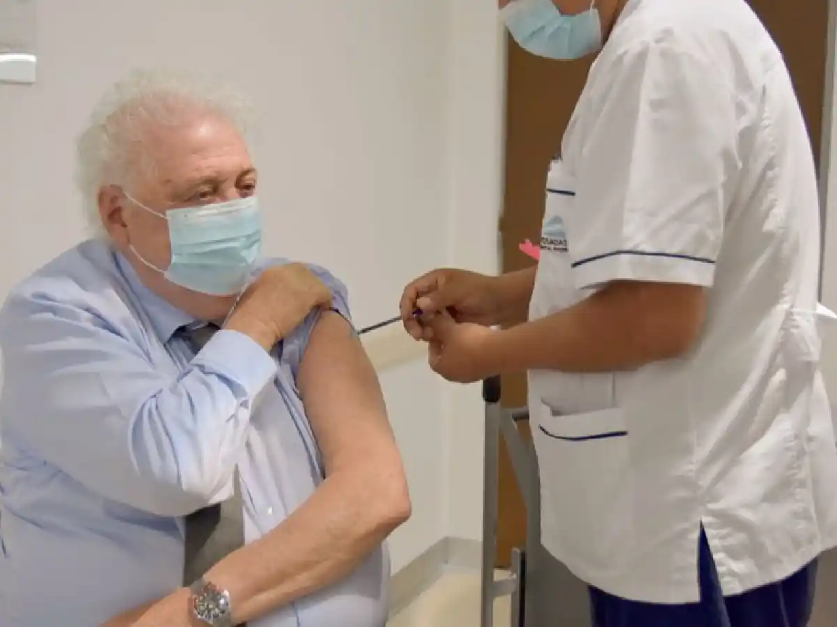 El director del Posadas dijo que vacunó 10 personas a pedido