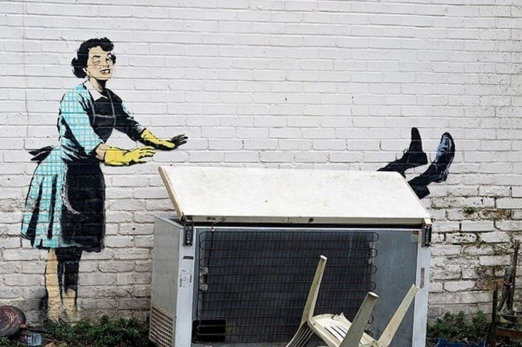 “Máscara de San Valentín”: el último grafiti de Banksy que sorprendió en el día de los enamorados