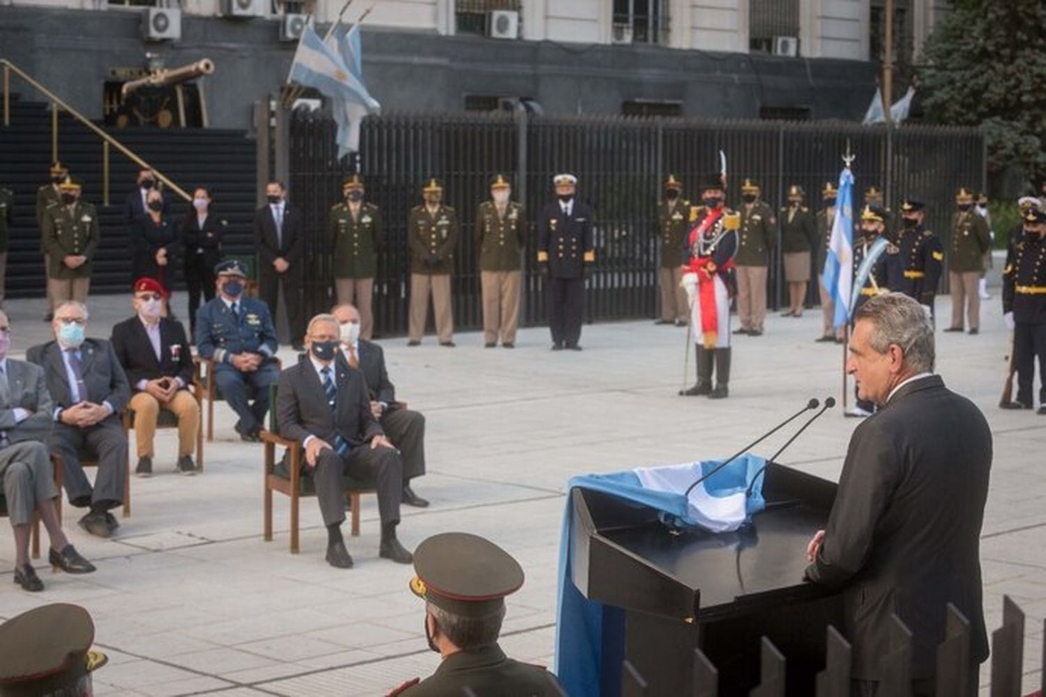 Agustín Rossi homenajeó a los caídos de Malvinas y creó una comisión para recordarlos