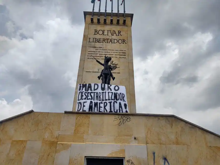 Histórico monumento de Bogotá amaneció con un mensaje en contra de Nicolás Maduro