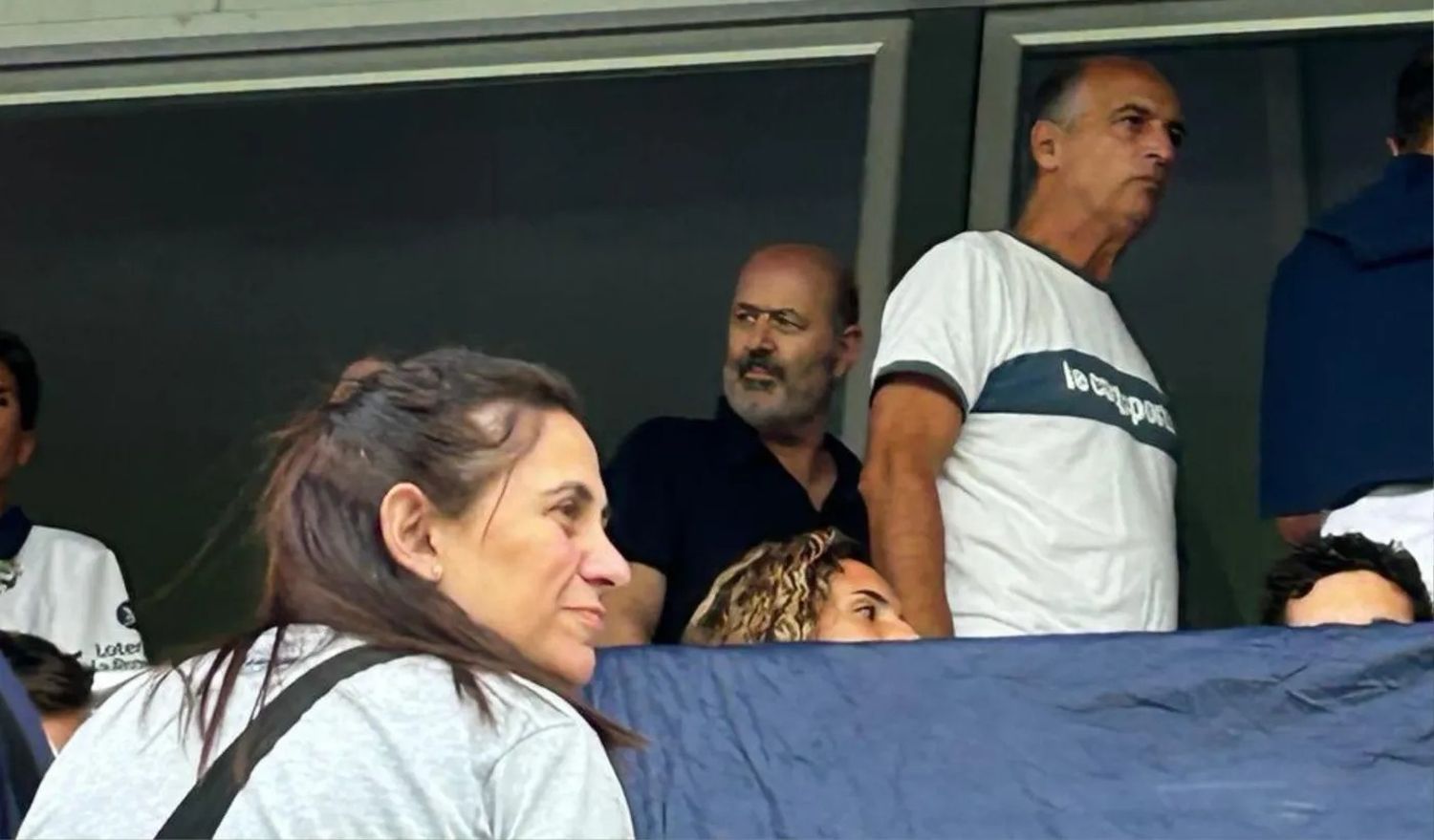 Federico Sturzenegger fue a ver el clásico platense y un grupo de hinchas de Gimnasia lo insultó: “Ladrón, hdp”