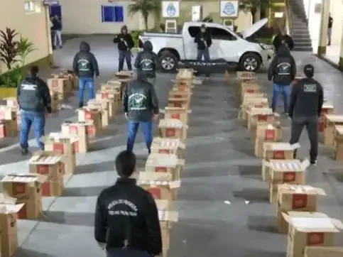 Incautaron camioneta robada y un millonario cargamento de contrabando