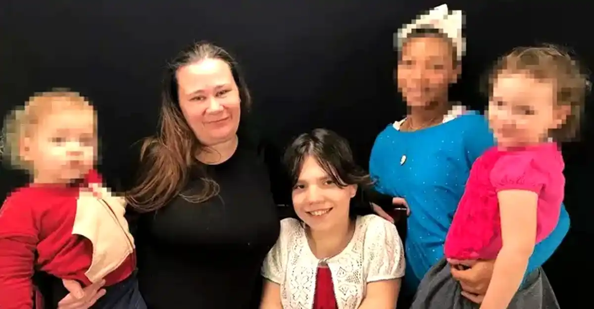 La "enana estafadora" encontró otra familia: "Es la más dulce y bella", dijo su nueva mamá