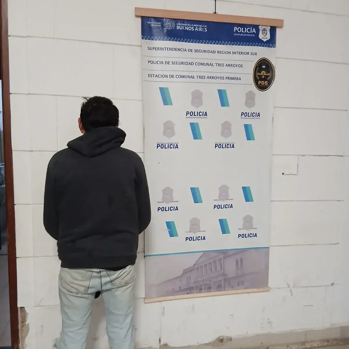 Detuvieron a un joven de 27 años por una causa de lesiones, violación de domicilio y daño