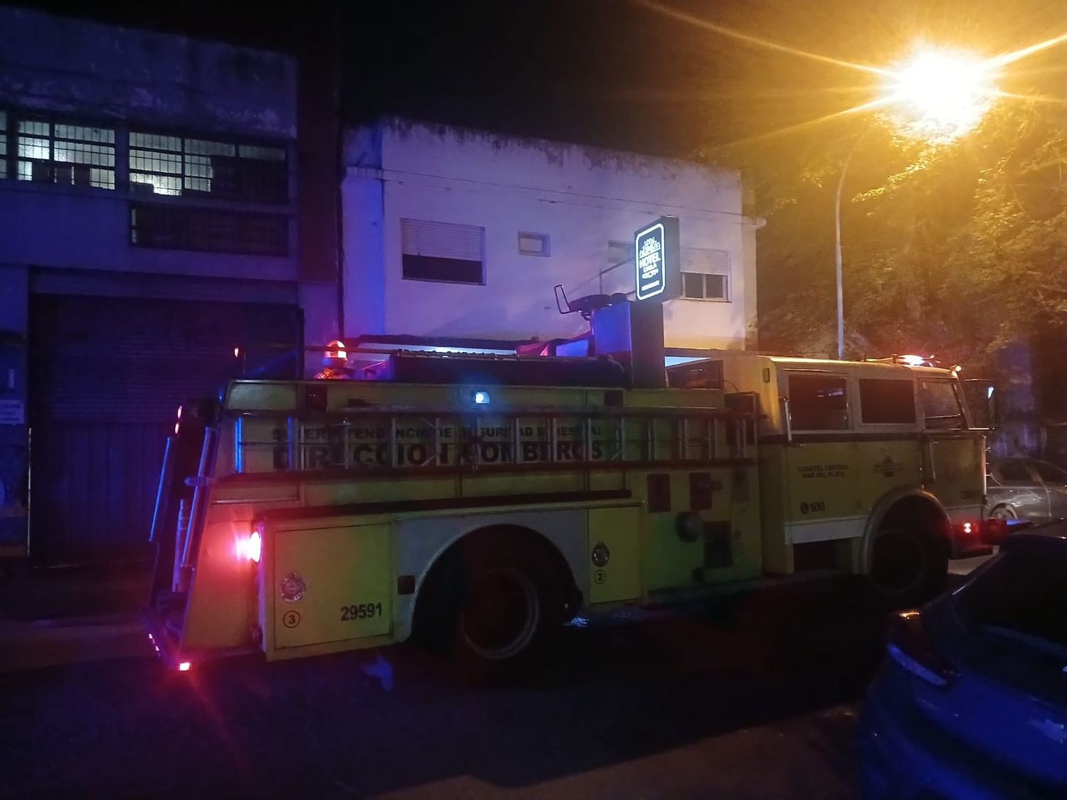 Un hombre sufrió intoxicación por monóxido de carbono y quemaduras en el incendio de un hotel