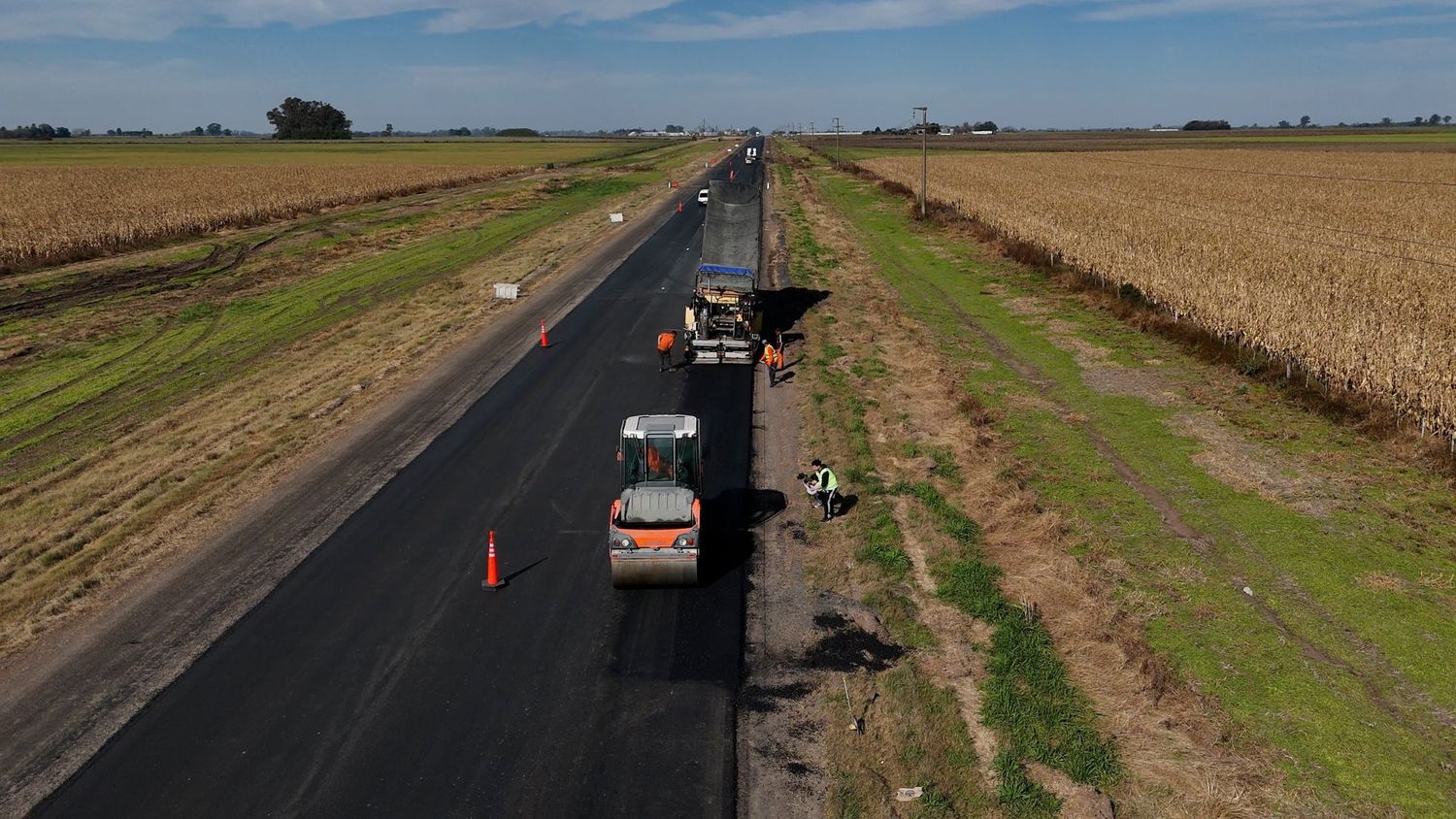 Los trabajos del Gobierno provincial en la Ruta 32 incluye mejoras de banquinas, puentes, señalización e iluminación en accesos a Manuel Ocampo y El Socorro.
