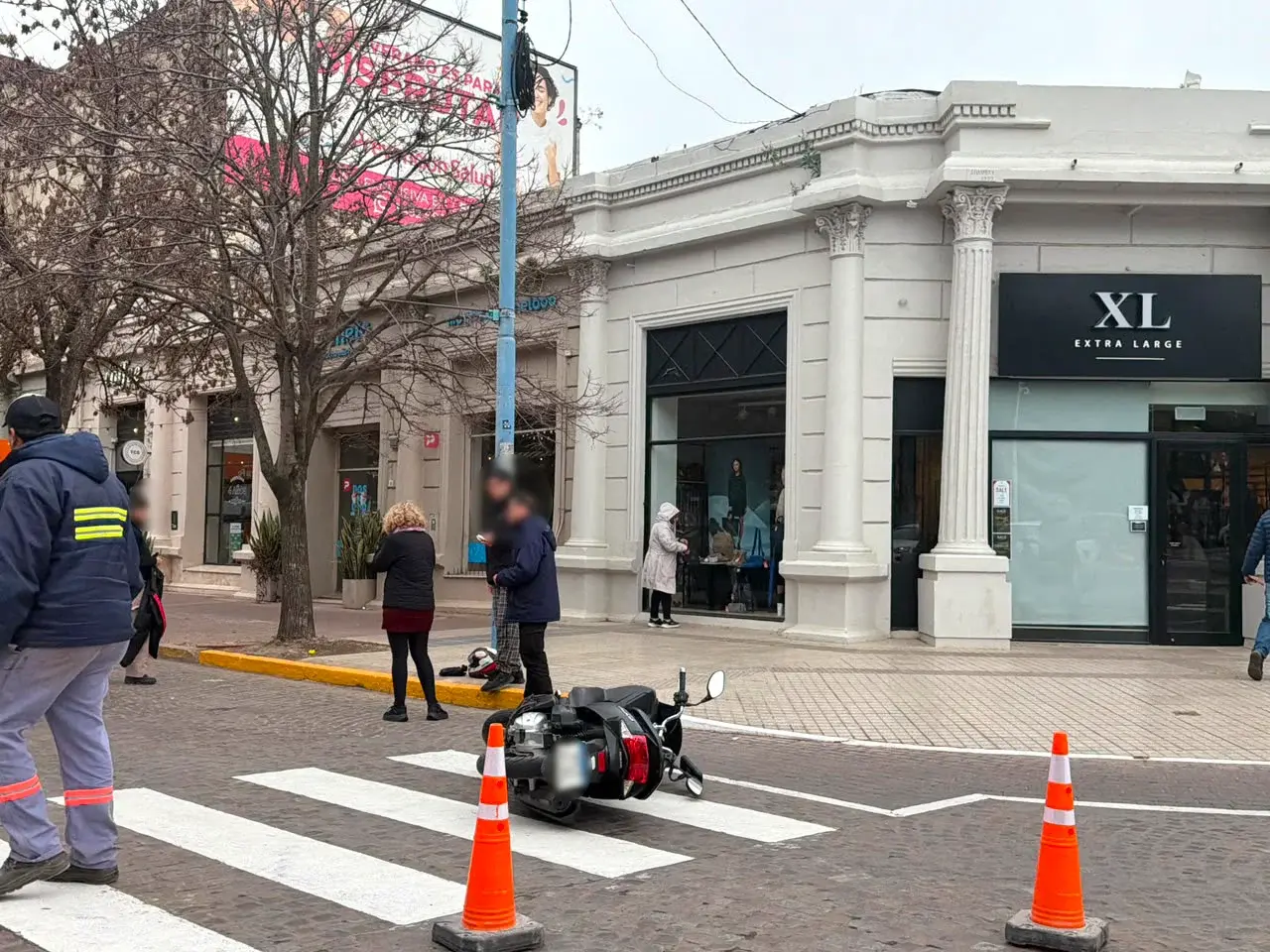 Fuerte choque entre una moto y una camioneta en pleno centro de Rafaela