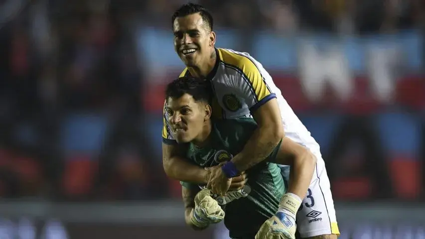 Con un doblete de Servio, Central goleó a Arsenal