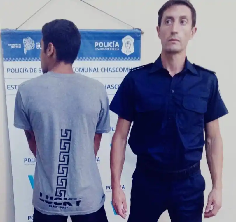 Masculino aprehendido tras cometer hurto en un comercio de la calle Yrigoyen