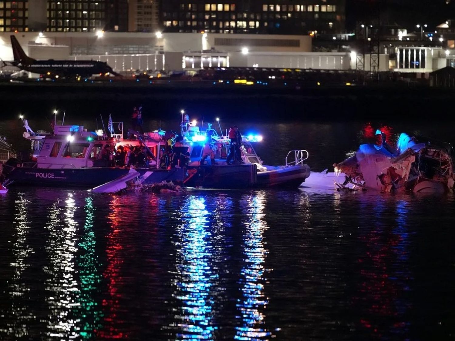 Recuperan 18 cuerpos del río Potomac tras el choque entre un avión y un helicóptero en Washington